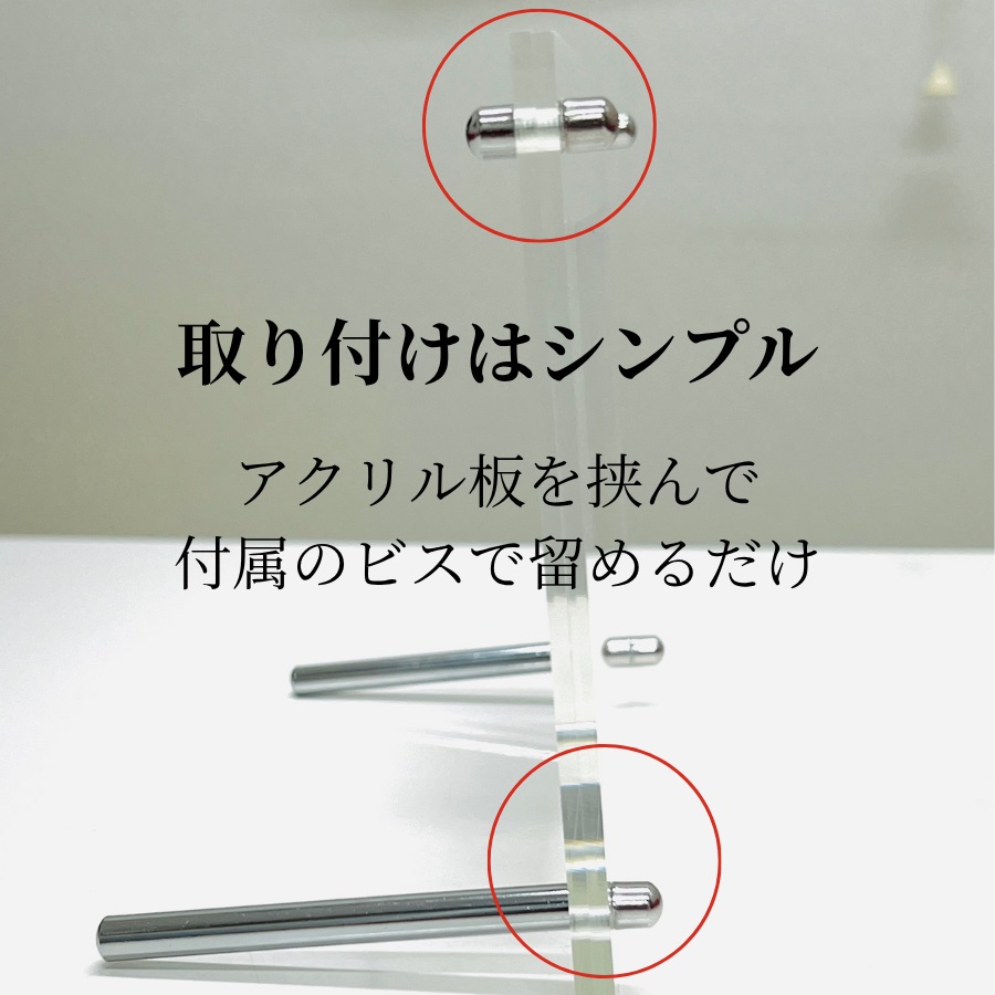 室内の壁面に複数のアクリルフォトフレームを飾った例